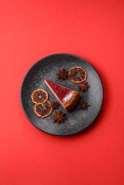 Çilekli kek, bir dilim tatlı pasta, klasik bir cheesecake tatlısı. Tasarımınız için gıda arka planı olarak çilekli cheesecake.