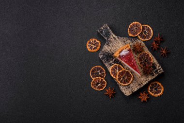 Çilekli kek, bir dilim tatlı pasta, klasik bir cheesecake tatlısı. Tasarımınız için gıda arka planı olarak çilekli cheesecake.