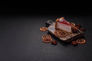 Çilekli kek, bir dilim tatlı pasta, klasik bir cheesecake tatlısı. Tasarımınız için gıda arka planı olarak çilekli cheesecake.