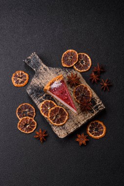 Çilekli kek, bir dilim tatlı pasta, klasik bir cheesecake tatlısı. Tasarımınız için gıda arka planı olarak çilekli cheesecake.