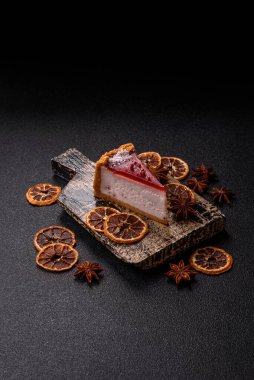 Çilekli kek, bir dilim tatlı pasta, klasik bir cheesecake tatlısı. Tasarımınız için gıda arka planı olarak çilekli cheesecake.