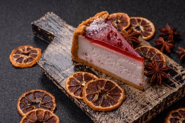 Çilekli kek, bir dilim tatlı pasta, klasik bir cheesecake tatlısı. Tasarımınız için gıda arka planı olarak çilekli cheesecake.