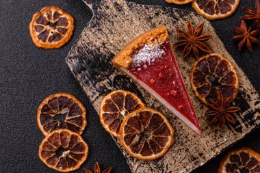 Çilekli kek, bir dilim tatlı pasta, klasik bir cheesecake tatlısı. Tasarımınız için gıda arka planı olarak çilekli cheesecake.