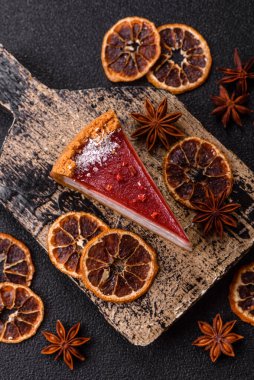 Çilekli kek, bir dilim tatlı pasta, klasik bir cheesecake tatlısı. Tasarımınız için gıda arka planı olarak çilekli cheesecake.