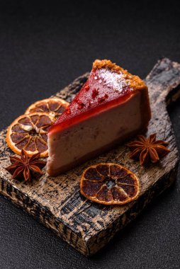 Çilekli kek, bir dilim tatlı pasta, klasik bir cheesecake tatlısı. Tasarımınız için gıda arka planı olarak çilekli cheesecake.