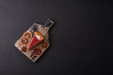 Çilekli kek, bir dilim tatlı pasta, klasik bir cheesecake tatlısı. Tasarımınız için gıda arka planı olarak çilekli cheesecake.