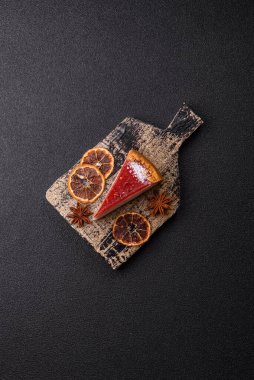 Çilekli kek, bir dilim tatlı pasta, klasik bir cheesecake tatlısı. Tasarımınız için gıda arka planı olarak çilekli cheesecake.