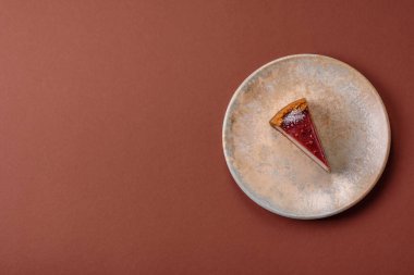 Çilekli kek, bir dilim tatlı pasta, klasik bir cheesecake tatlısı. Tasarımınız için gıda arka planı olarak çilekli cheesecake.