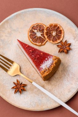 Çilekli kek, bir dilim tatlı pasta, klasik bir cheesecake tatlısı. Tasarımınız için gıda arka planı olarak çilekli cheesecake.