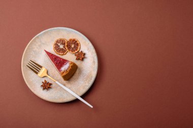 Çilekli kek, bir dilim tatlı pasta, klasik bir cheesecake tatlısı. Tasarımınız için gıda arka planı olarak çilekli cheesecake.