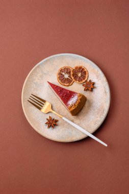 Çilekli kek, bir dilim tatlı pasta, klasik bir cheesecake tatlısı. Tasarımınız için gıda arka planı olarak çilekli cheesecake.