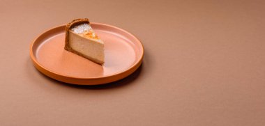 Cheesecake, bir dilim tatlı pasta, klasik peynirli tatlı. Tasarımınız için gıda arka planı olarak cheesecake