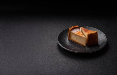 Cheesecake, bir dilim tatlı pasta, klasik peynirli tatlı. Tasarımınız için gıda arka planı olarak cheesecake