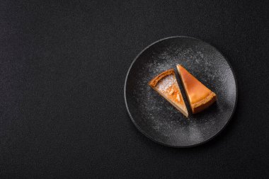 Cheesecake, bir dilim tatlı pasta, klasik peynirli tatlı. Tasarımınız için gıda arka planı olarak cheesecake