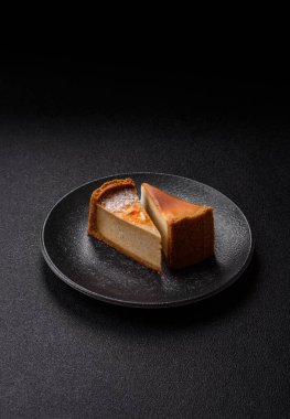 Cheesecake, bir dilim tatlı pasta, klasik peynirli tatlı. Tasarımınız için gıda arka planı olarak cheesecake