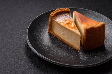Cheesecake, bir dilim tatlı pasta, klasik peynirli tatlı. Tasarımınız için gıda arka planı olarak cheesecake