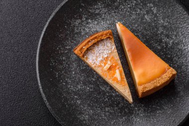 Cheesecake, bir dilim tatlı pasta, klasik peynirli tatlı. Tasarımınız için gıda arka planı olarak cheesecake