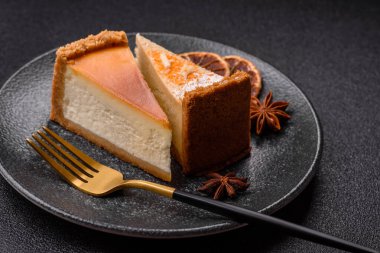 Cheesecake, bir dilim tatlı pasta, klasik peynirli tatlı. Tasarımınız için gıda arka planı olarak cheesecake