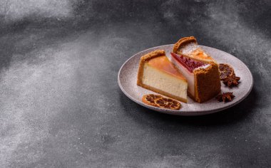 Cheesecake, bir dilim tatlı pasta, klasik peynirli tatlı. Tasarımınız için gıda arka planı olarak cheesecake