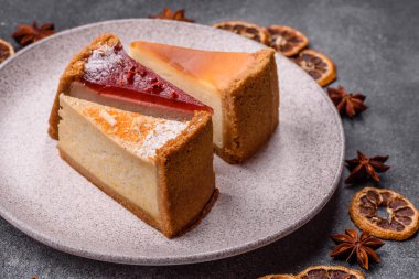 Cheesecake, bir dilim tatlı pasta, klasik peynirli tatlı. Tasarımınız için gıda arka planı olarak cheesecake