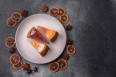 Cheesecake, bir dilim tatlı pasta, klasik peynirli tatlı. Tasarımınız için gıda arka planı olarak cheesecake