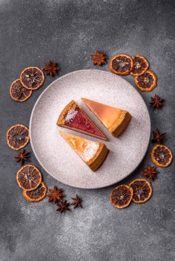Cheesecake, bir dilim tatlı pasta, klasik peynirli tatlı. Tasarımınız için gıda arka planı olarak cheesecake