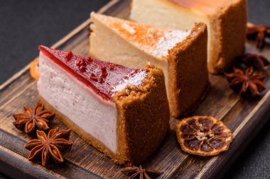 Cheesecake, bir dilim tatlı pasta, klasik peynirli tatlı. Tasarımınız için gıda arka planı olarak cheesecake