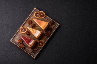 Cheesecake, bir dilim tatlı pasta, klasik peynirli tatlı. Tasarımınız için gıda arka planı olarak cheesecake