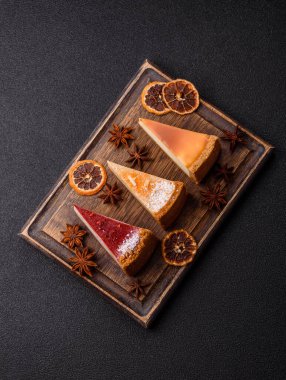 Cheesecake, bir dilim tatlı pasta, klasik peynirli tatlı. Tasarımınız için gıda arka planı olarak cheesecake