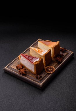 Cheesecake, bir dilim tatlı pasta, klasik peynirli tatlı. Tasarımınız için gıda arka planı olarak cheesecake