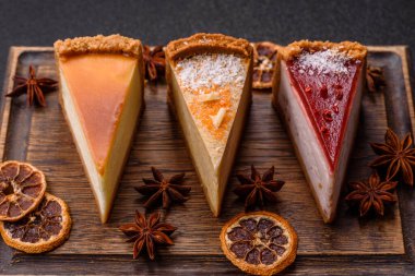 Cheesecake, bir dilim tatlı pasta, klasik peynirli tatlı. Tasarımınız için gıda arka planı olarak cheesecake