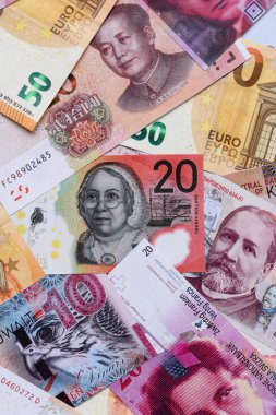 Para geçmişi, döviz kuru, farklı ülkelerden gelen kağıt banknotlar. Tasarımınız için finansal bir fon olarak para nakit para birimi