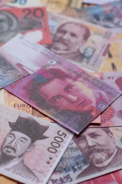 Para geçmişi, döviz kuru, farklı ülkelerden gelen kağıt banknotlar. Tasarımınız için finansal bir fon olarak para nakit para birimi