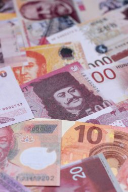 Para geçmişi, döviz kuru, farklı ülkelerden gelen kağıt banknotlar. Tasarımınız için finansal bir fon olarak para nakit para birimi