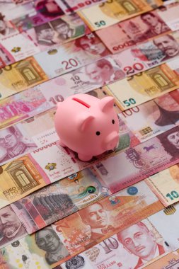 Bir domuz kumbarası depolama, biriktirme ve finansal kaynaklar biriktirme konsepti olarak kullanılıyor. Tasarımınız için bir kumbara.