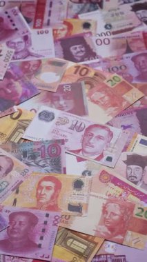 Para geçmişi, döviz kuru, farklı ülkelerden gelen kağıt banknotlar. Para nakit para birimi