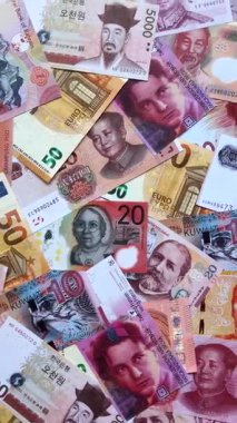 Para geçmişi, döviz kuru, farklı ülkelerden gelen kağıt banknotlar. Para nakit para birimi