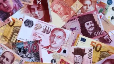 Para geçmişi, döviz kuru, farklı ülkelerden gelen kağıt banknotlar. Para nakit para birimi