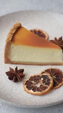 New York peynirli keki, bir dilim tatlı turta, klasik bir cheesecake tatlısı. New York peynirli keki.