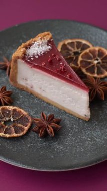 Çilekli kek, bir dilim tatlı pasta, klasik bir cheesecake tatlısı. Çilekli kek.