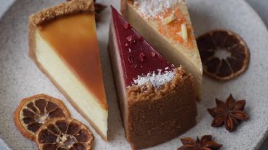 Cheesecake, bir dilim tatlı pasta, klasik peynirli tatlı. Yemek arkaplanı olarak cheesecake