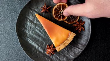 New York peynirli keki, bir dilim tatlı turta, klasik bir cheesecake tatlısı. New York peynirli keki.