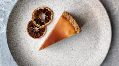 New York peynirli keki, bir dilim tatlı turta, klasik bir cheesecake tatlısı. New York peynirli keki.