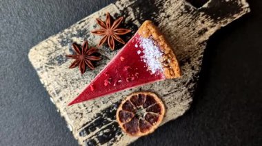 Çilekli kek, bir dilim tatlı pasta, klasik bir cheesecake tatlısı. Çilekli kek.