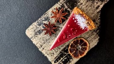 Çilekli kek, bir dilim tatlı pasta, klasik bir cheesecake tatlısı. Çilekli kek.