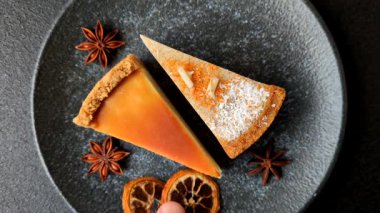 Cheesecake, bir dilim tatlı pasta, klasik peynirli tatlı. Yemek arkaplanı olarak cheesecake