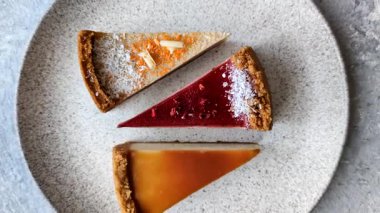 Cheesecake, bir dilim tatlı pasta, klasik peynirli tatlı. Yemek arkaplanı olarak cheesecake