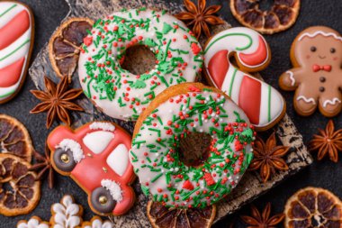 Noel çörekleri ya da çörekler, bayram kış şekerleri çikolata dolgulu ve serpiştirilmiş. Tasarımınız için yemek arkaplanı olarak Noel çöreği ya da donut..