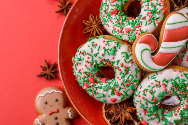 Noel çörekleri ya da çörekler, bayram kış şekerleri çikolata dolgulu ve serpiştirilmiş. Tasarımınız için yemek arkaplanı olarak Noel çöreği ya da donut..