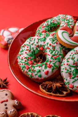 Noel çörekleri ya da çörekler, bayram kış şekerleri çikolata dolgulu ve serpiştirilmiş. Tasarımınız için yemek arkaplanı olarak Noel çöreği ya da donut..